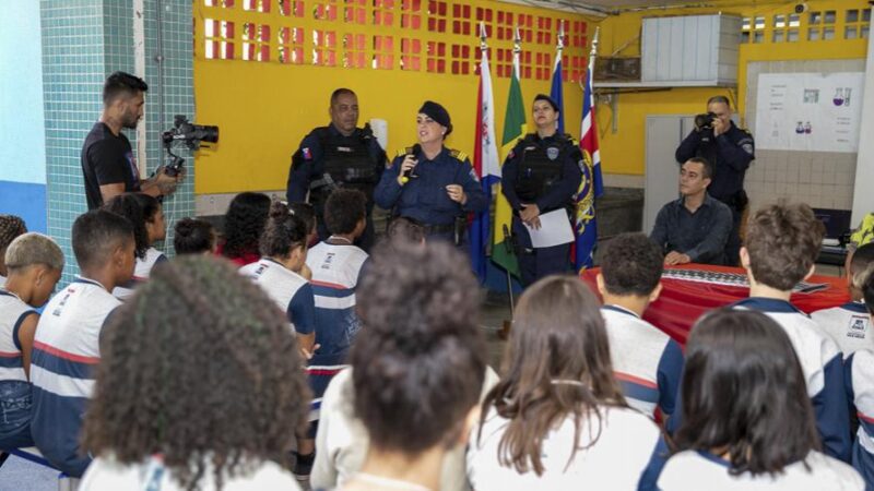 Alunos assistem aulas com agentes da Guarda Municipal de Vila Velha
