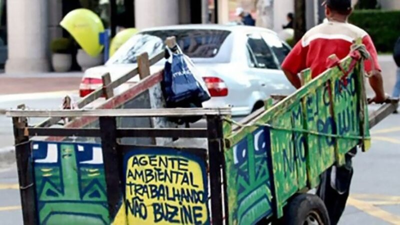 Vila Velha ordena carrinho puxado por pessoa e humaniza oferta de emprego formal