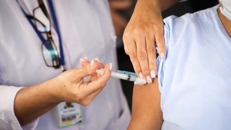 A partir desta segunda-feira (6), pessoas com 60 anos ou mais já podem se imunizar com a vacina bivalente em Cariacica