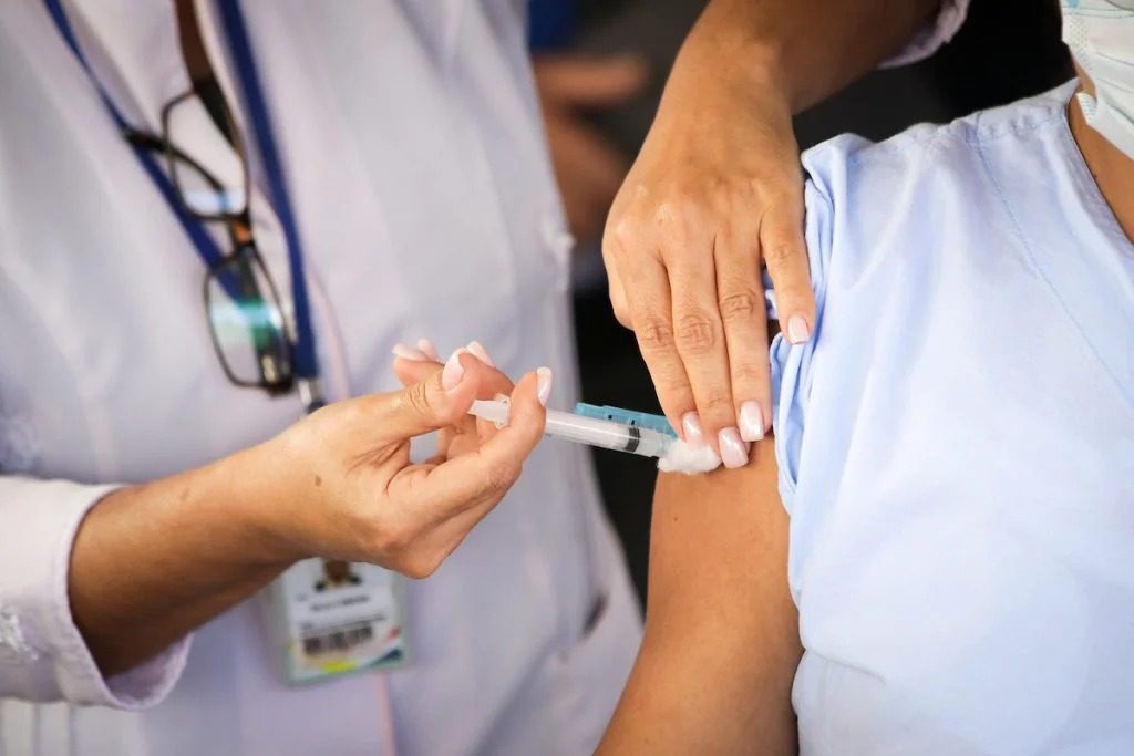 A partir desta segunda-feira (6), pessoas com 60 anos ou mais já podem se imunizar com a vacina bivalente em Cariacica