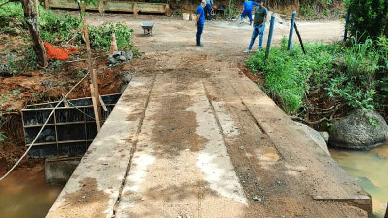 Secretaria de Obras de cariacica recupera ponte danificada na zona rural