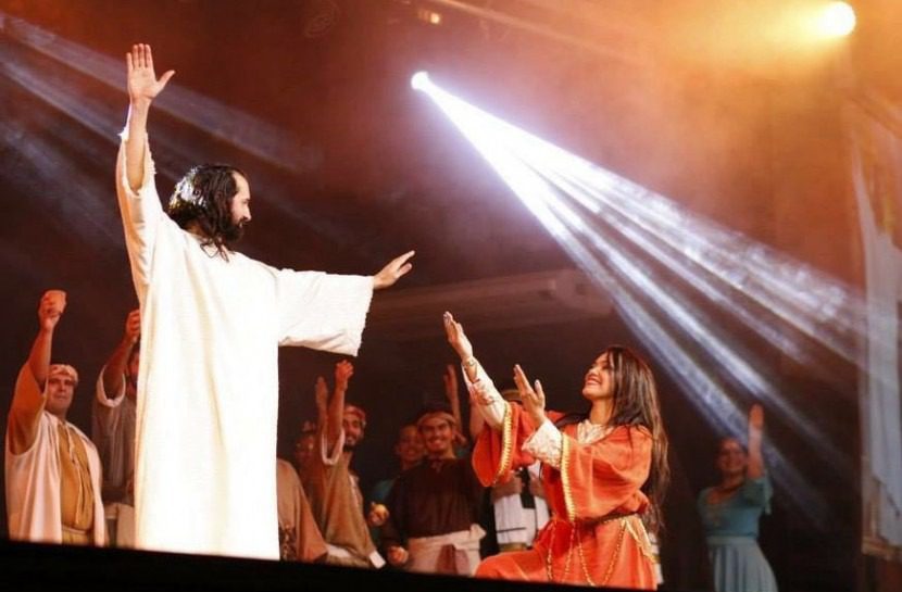 Musical encena a Paixão de Cristo nas areias da praia de Itapuã