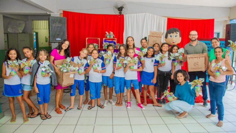 Cacau Show doa 1,2 mil ovos de chocolate para serem entregues a estudantes de escola municipal do bairro Canivete em Linhares