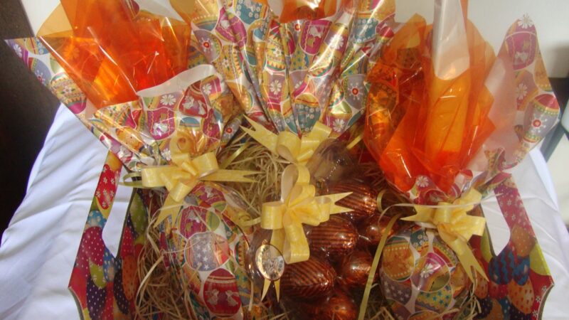 Agentes de Trânsito em Cariacica distribuem ovos de Páscoa na Obra Social Cristo Rei nesta quinta-feira (6)