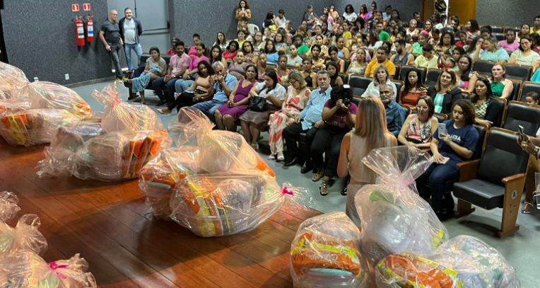 Secretaria de Assistência Social entrega kits natalidade para mulheres atendidas nos Cras de Cariacica