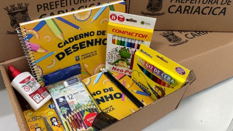 Secretaria de Educação de Cariacica entrega kits de material escolar a estudantes da rede municipal