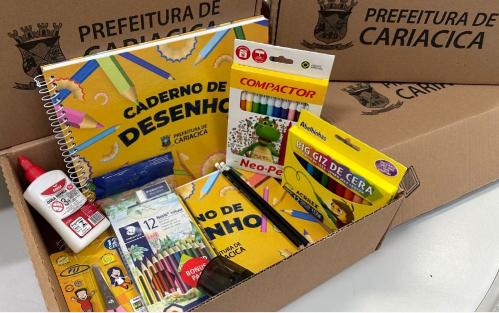 Secretaria de Educação de Cariacica entrega kits de material escolar a estudantes da rede municipal