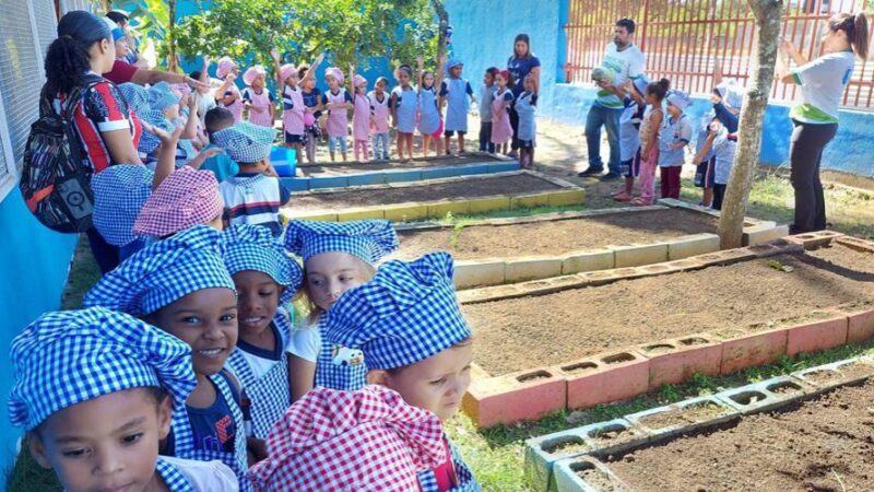 Hortas pedagógicas conectam alunos com a natureza em Vila Velha