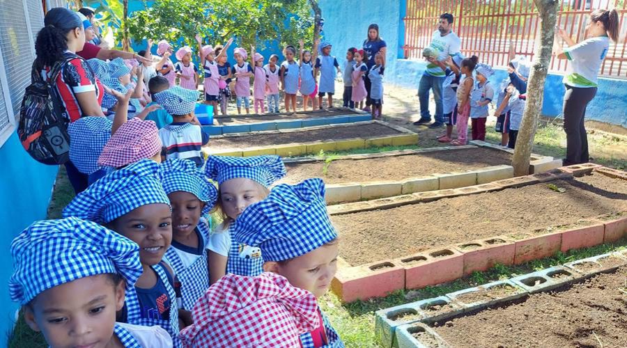 Hortas pedagógicas conectam alunos com a natureza em Vila Velha