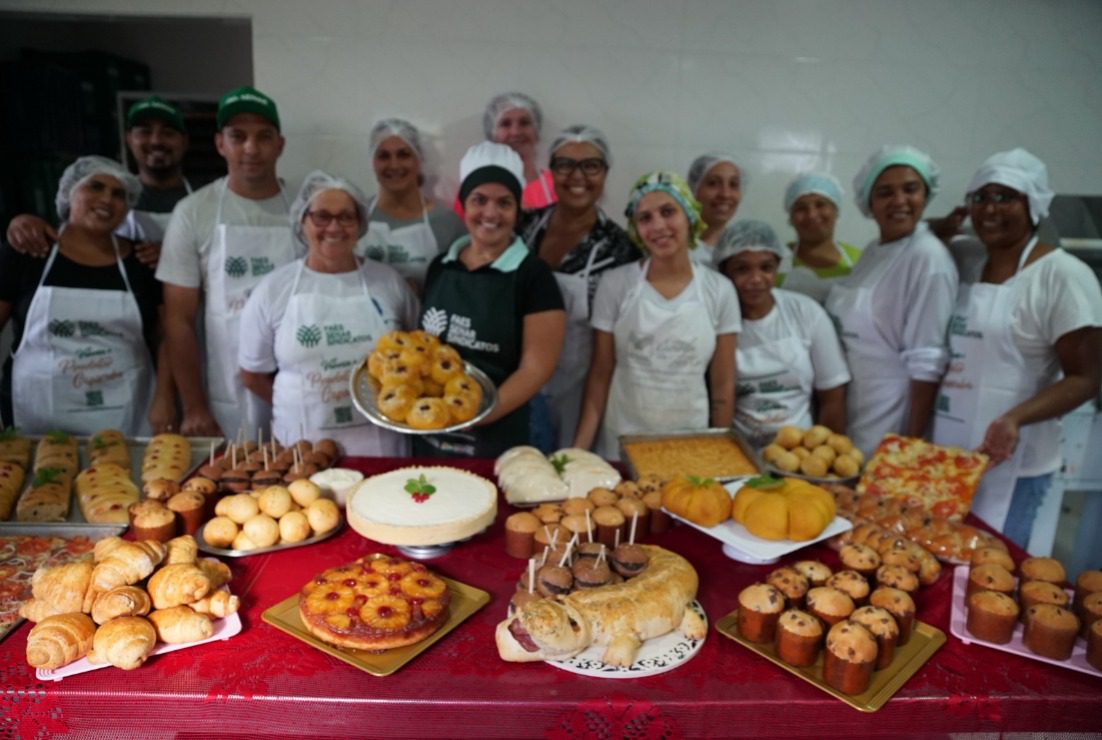 Moradores da zona rural de Cariacica concluem curso de produção de pães e bolos