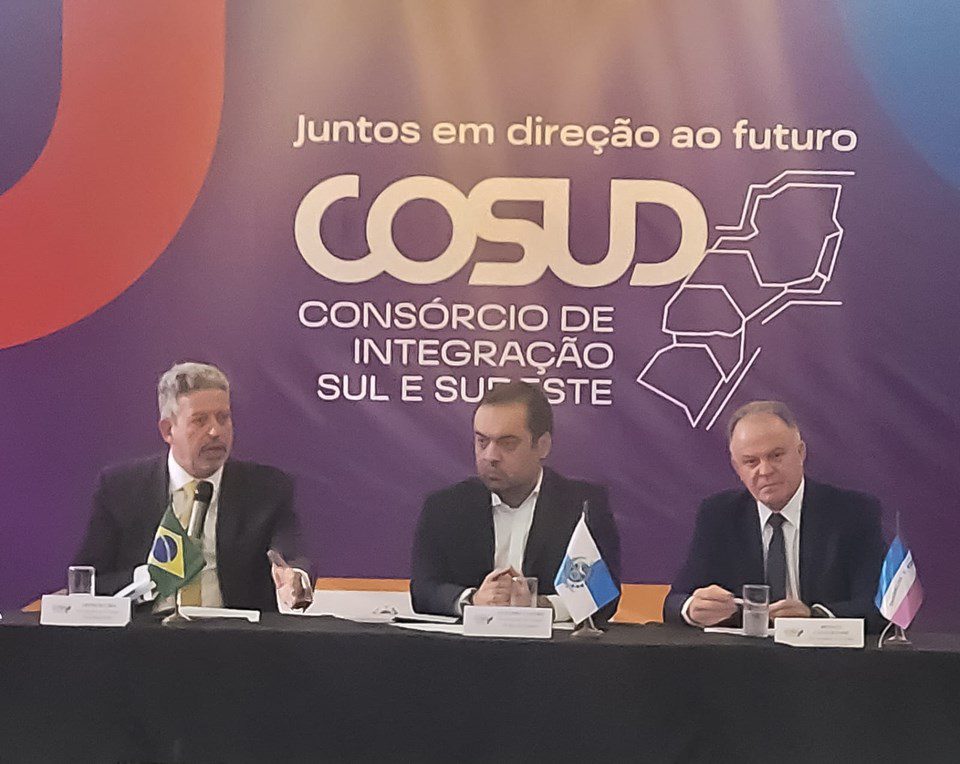 Renato Casagrande debate reforma tributária em evento no Rio de Janeiro