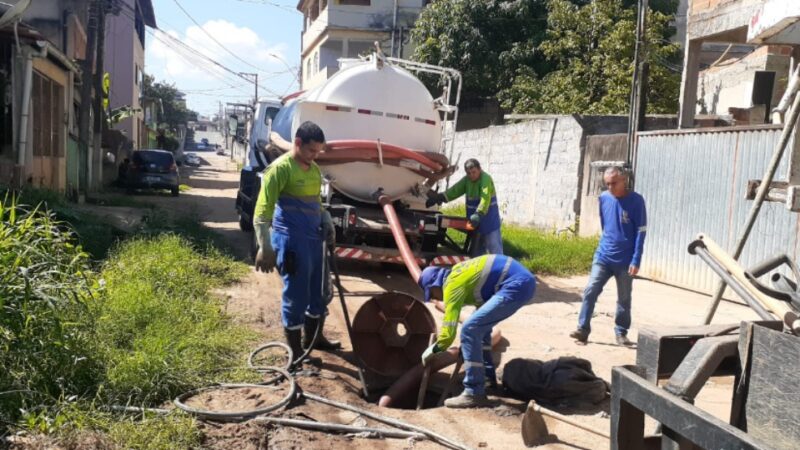 Secretaria Municipal de Serviços de Cariacica realiza limpeza da rede de drenagem no bairro Santa Bárbara