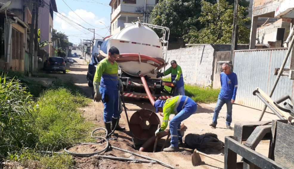 Secretaria Municipal de Serviços de Cariacica realiza limpeza da rede de drenagem no bairro Santa Bárbara