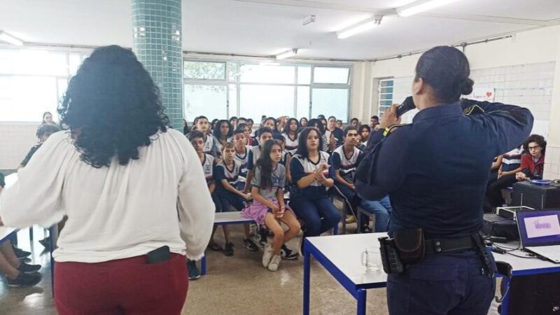Inspetora da Mulher fala sobre violência doméstica em escola municipal de Vila Velha