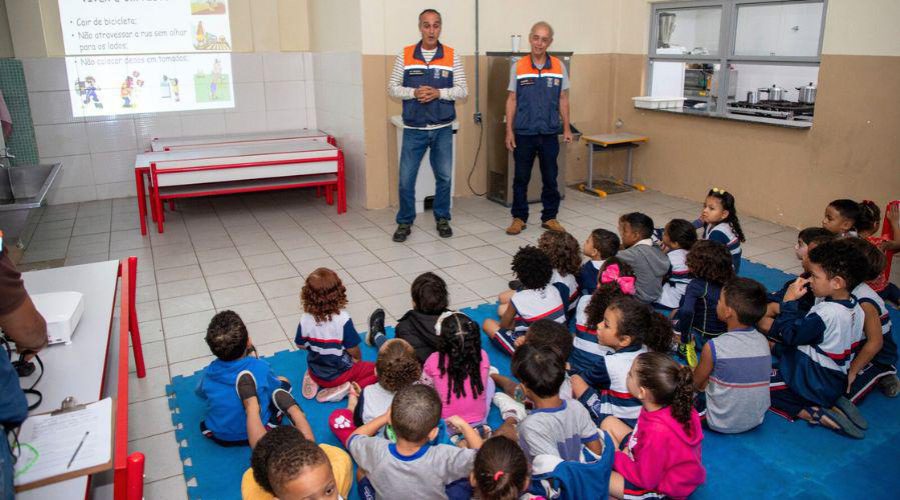 Defesa Civil realiza palestra educativa para alunos de Vila Velha