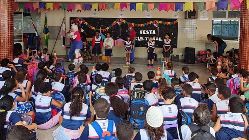 Turma da Gatarella e palestra encantam alunos e familiares em Vila Velha, proporcionando diversão e aprendizado
