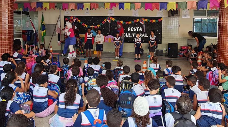 Turma da Gatarella e palestra encantam alunos e familiares em Vila Velha, proporcionando diversão e aprendizado