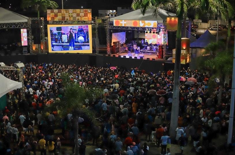 Viradão Gospel: primeiro dia do evento leva cerca de 10 mil pessoas à Praça Encontro das Águas na Serra