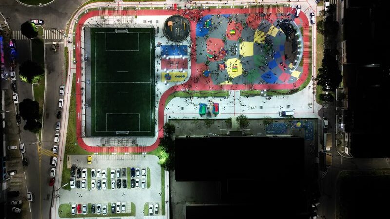 Governo do Estado inaugura nova praça com campo de futebol na Serra