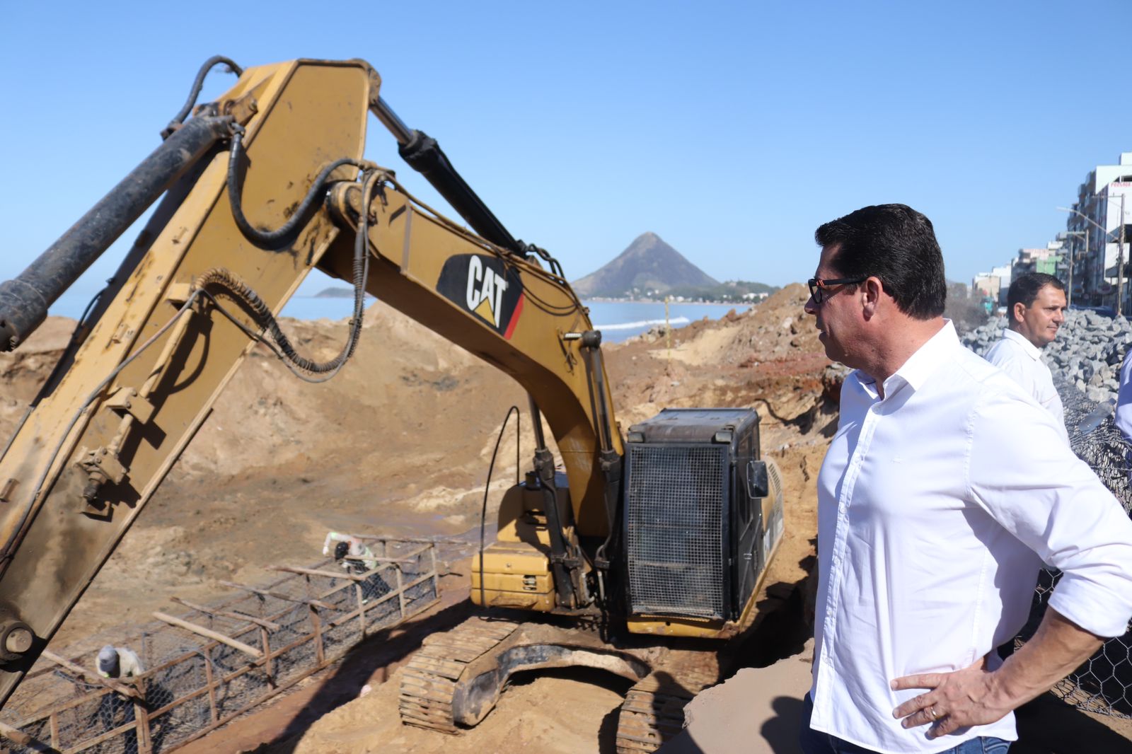 Governardo do ES e Marcelos Santos realizam visita técnica às obras da orla e contorno de Piúma