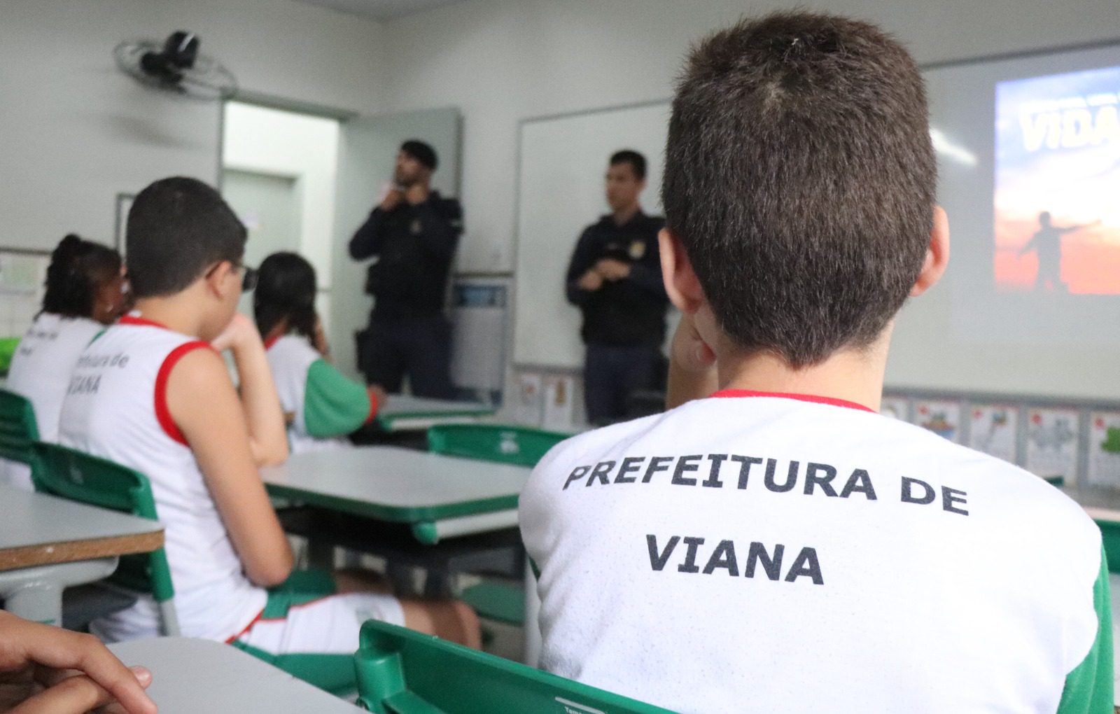 Projeto ‘Férias sem cerol’ é realizado nas escolas de Viana, promovendo a conscientização sobre os riscos do uso de cerol e a importância de brincadeiras seguras