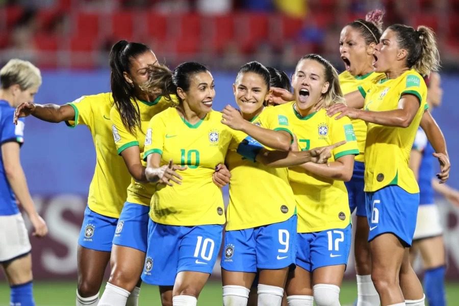 Ales abraça a causa do futebol feminino e veste as cores verde e amarelo