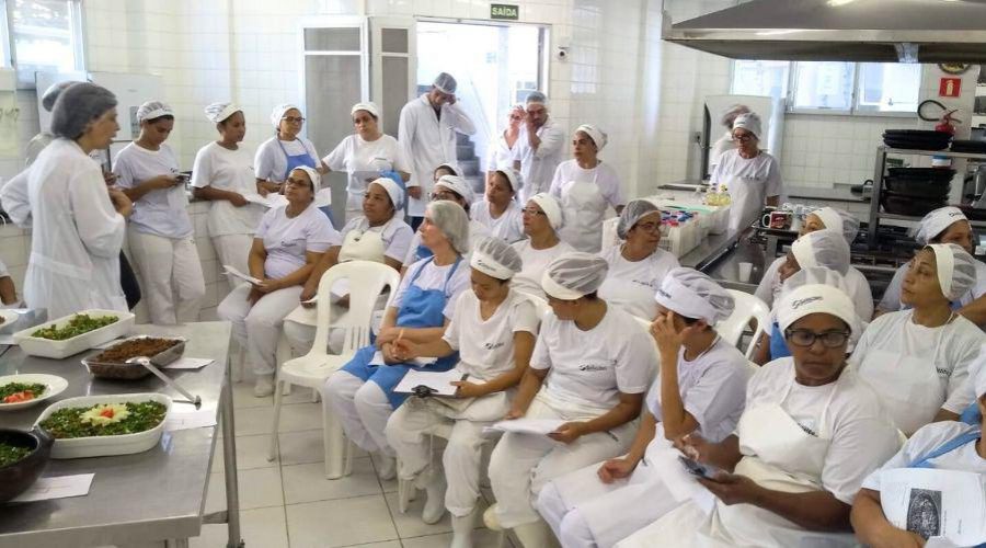 Merendeiras de Vila Velha participam de treinamento durante o período de férias escolares