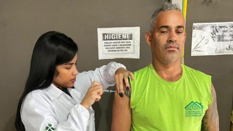 Trabalhadores da construção civil em Vila Velha recebem vacinação contra gripe e Covid-19