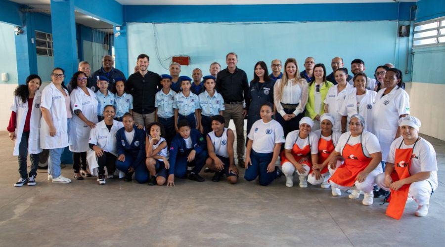 Alunos da escola cívico-militar de Vila Velha são contemplados com uniformes