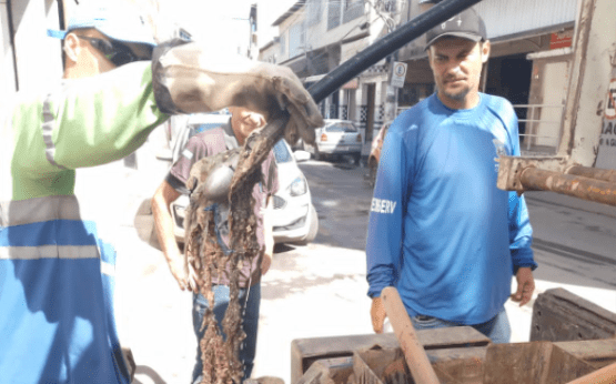 Secretaria de Serviços de Cariacica retira sacolas e retalhos de tecido da rede de drenagem no bairro Porto de Santana