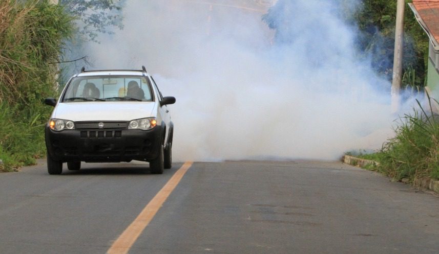 Carro fumacê passa por 38 bairros de Cariacica nesta semana
