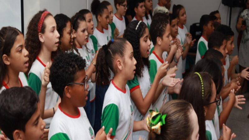 Viana promove projeto de inclusão com coral em língua de sinais para estudantes surdos