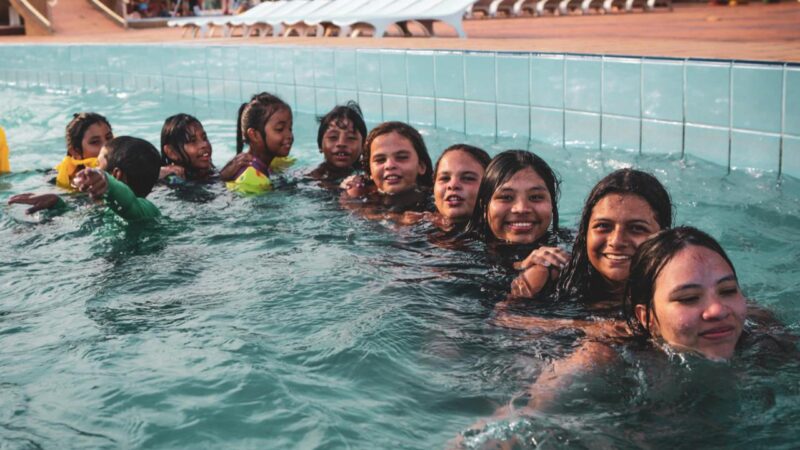 Indígenas Krenak buscam alegria para as crianças em parque aquático em meio à crise ambiental no Rio Doce