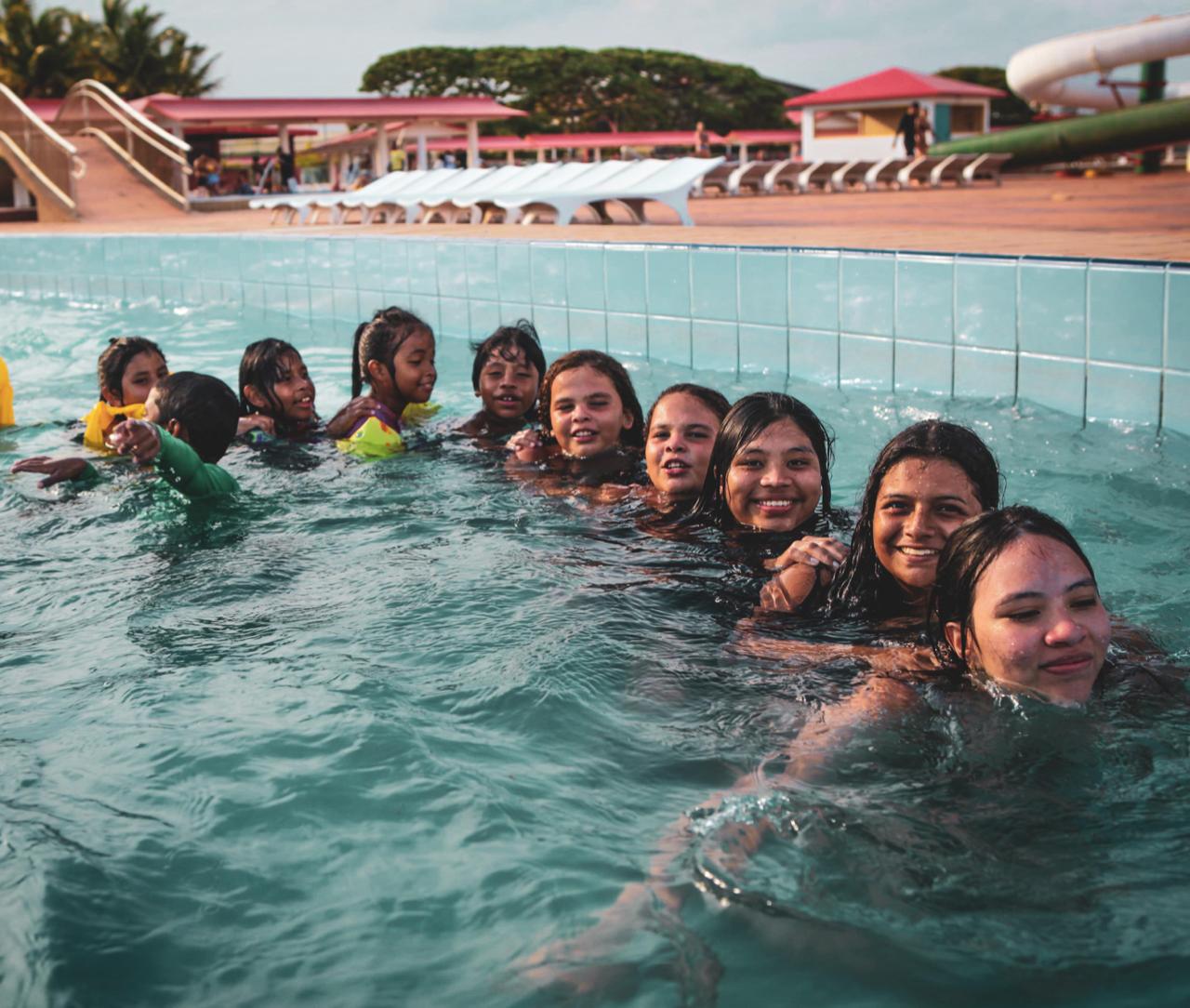 Indígenas Krenak buscam alegria para as crianças em parque aquático em meio à crise ambiental no Rio Doce