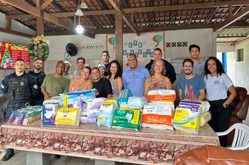 Ação da Secretaria de Defesa Social leva kits de cuidados pessoais a idosos na Serra
