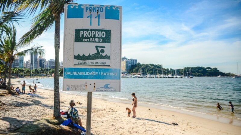 Praias de Vitória recebem bandeiras verdes, indicando condições ideais para banho