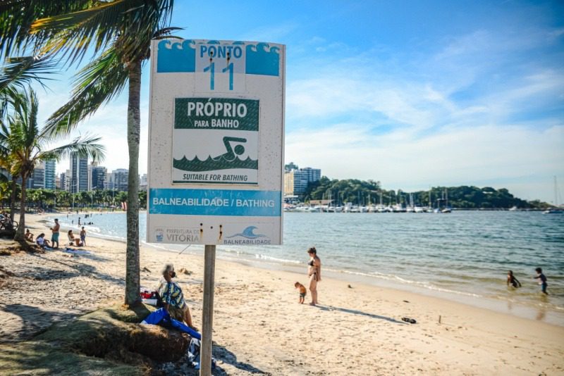 Praias de Vitória recebem bandeiras verdes, indicando condições ideais para banho