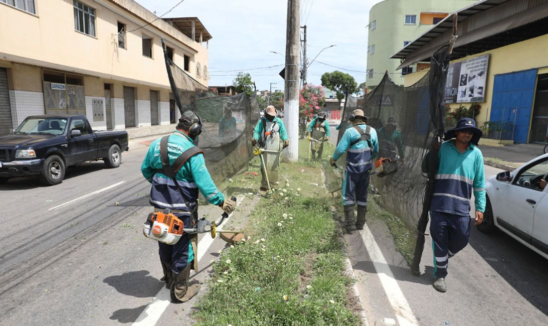 Prefeitura de Cariacica promove limpeza ao longo da Avenida Alice Coutinho