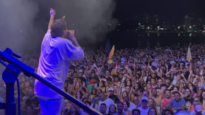 Aproximadamente 100 mil pessoas se reúnem nos shows da Arena de Verão em Camburi, neste final de semana