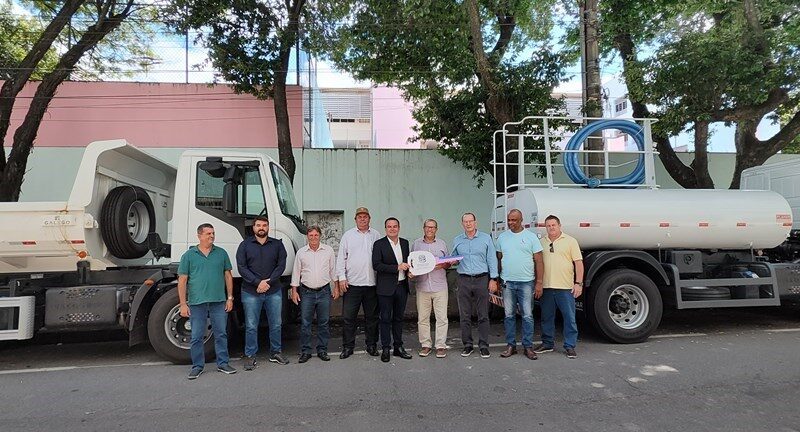 Governo do Estado fortalece prefeituras com entrega de caminhões e utilitário