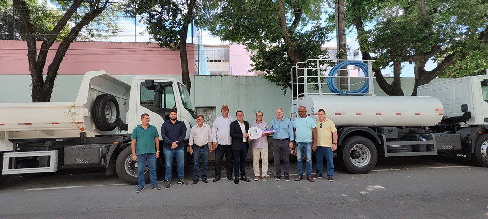 Governo do Estado fortalece prefeituras com entrega de caminhões e utilitário