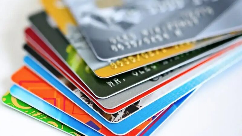 Consumidores de Vila Velha recebem orientações do Procon sobre novo limite de juros no cartão de crédito