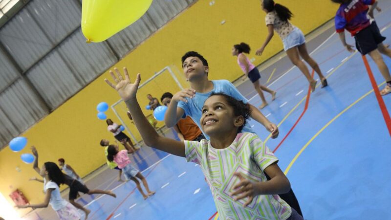 Brincadeiras com bola e pingue-pongue são destaque na colônia de férias em Cariacica