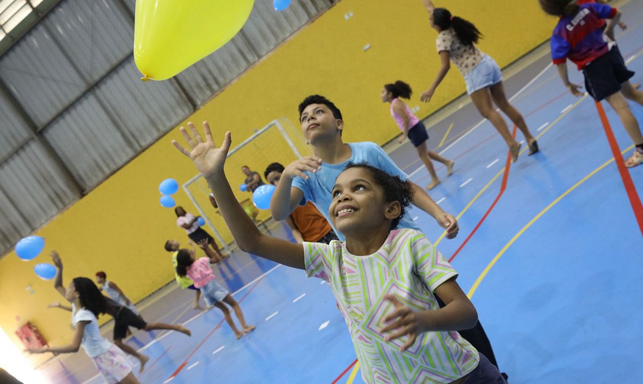 Brincadeiras com bola e pingue-pongue são destaque na colônia de férias em Cariacica