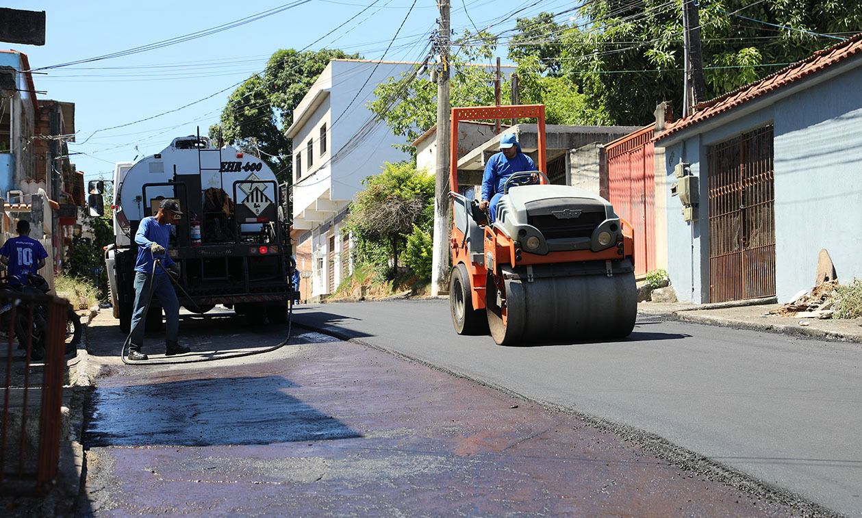 Serviço de pavimentação alcança ruas de Vista Mar, Rio Branco e Santa Rosa em Cariacica