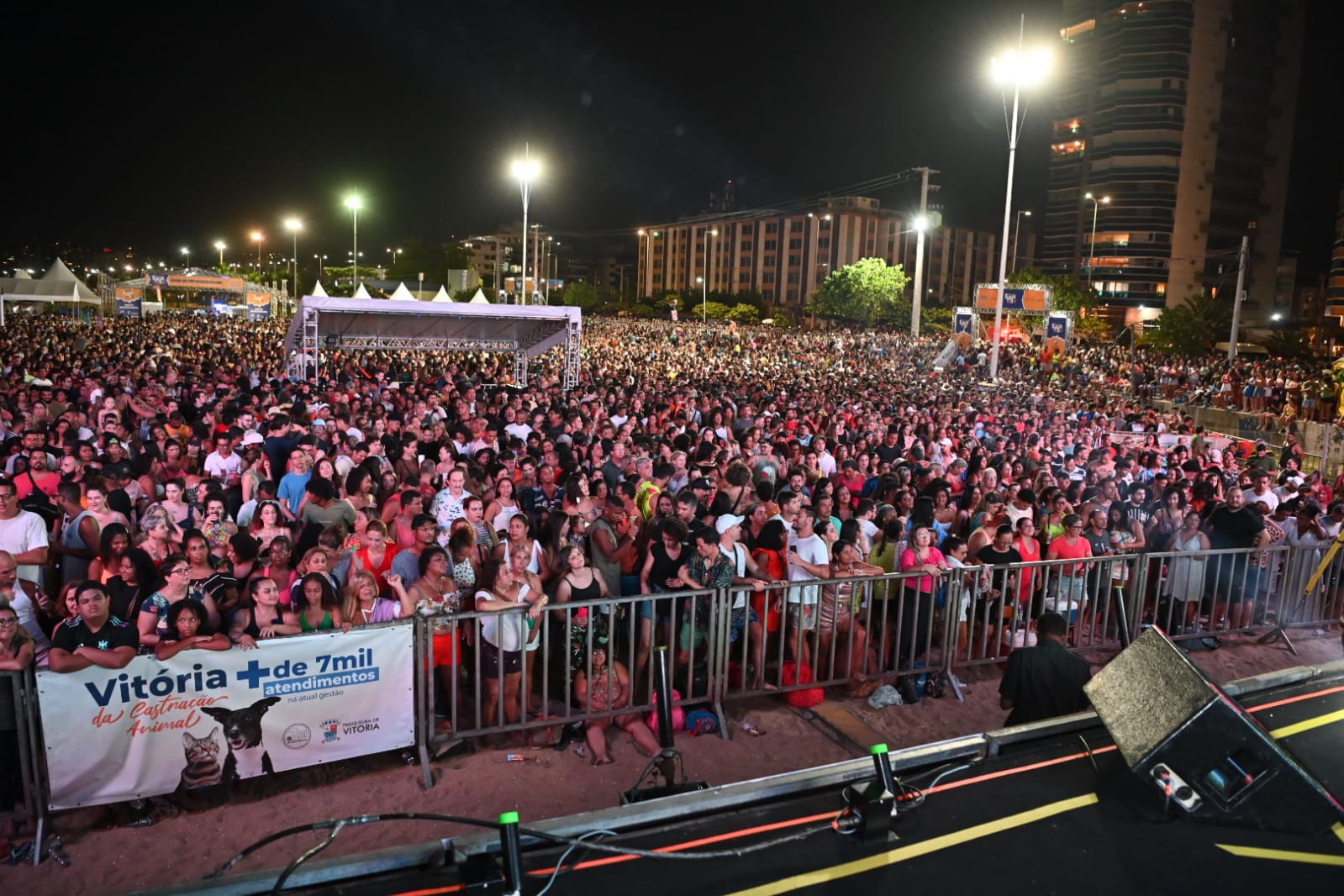 Sexta-feira Inesquecível: 50 Mil Fãs Marcam Presença e Fazem História na Arena de Verão