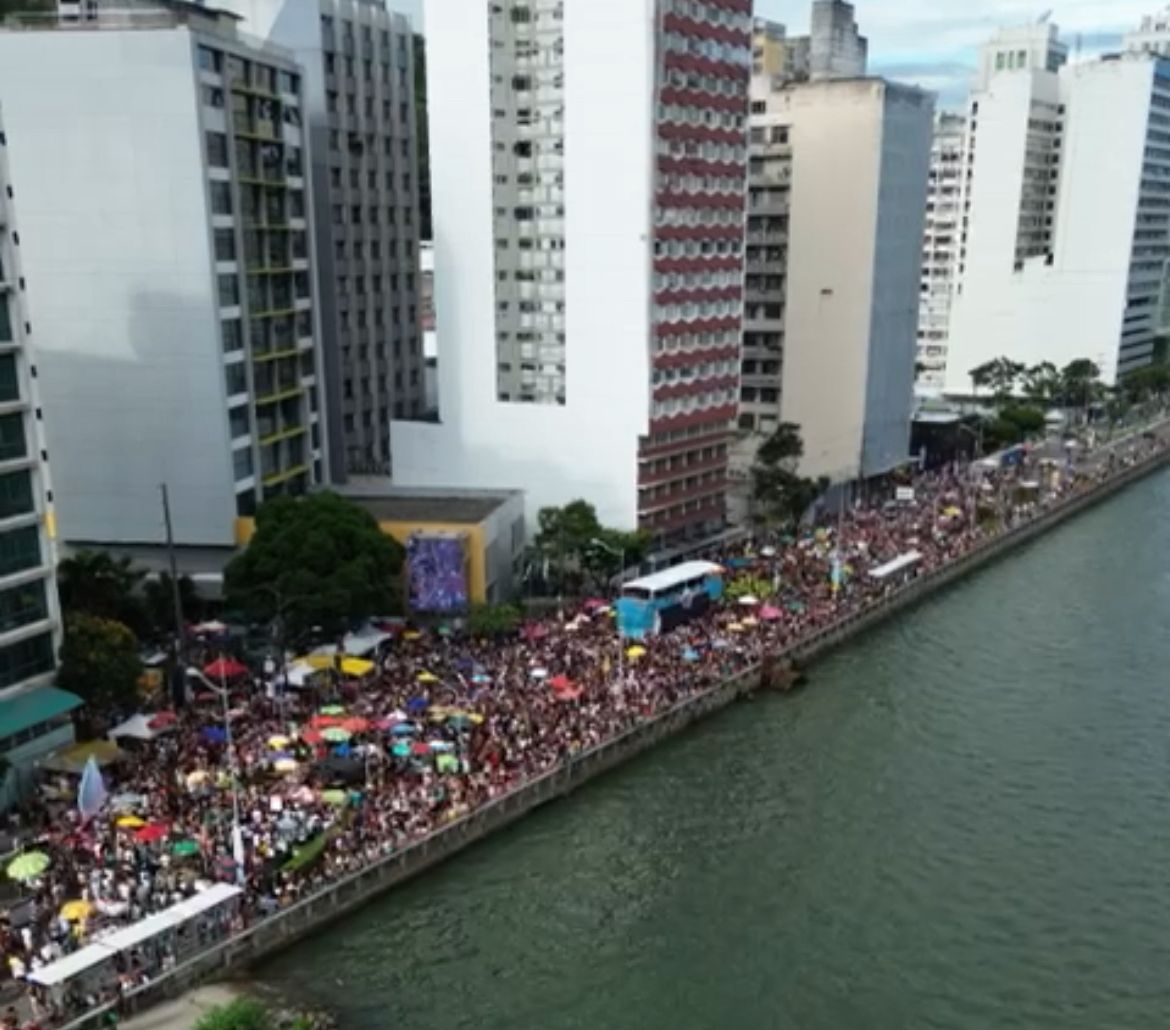 Primeiro dia do Carnaval no Centro de Vitória reúne 100 mil pessoas