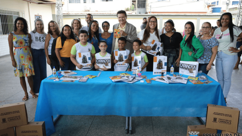 Pais e alunos da rede pública municipal de Cariacica celebram entrega de 50 mil kits escolares