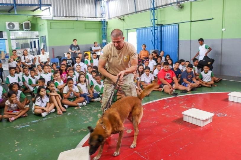 Polícia Civil Leva Projeto Patrulha Canina às Escolas da Serra