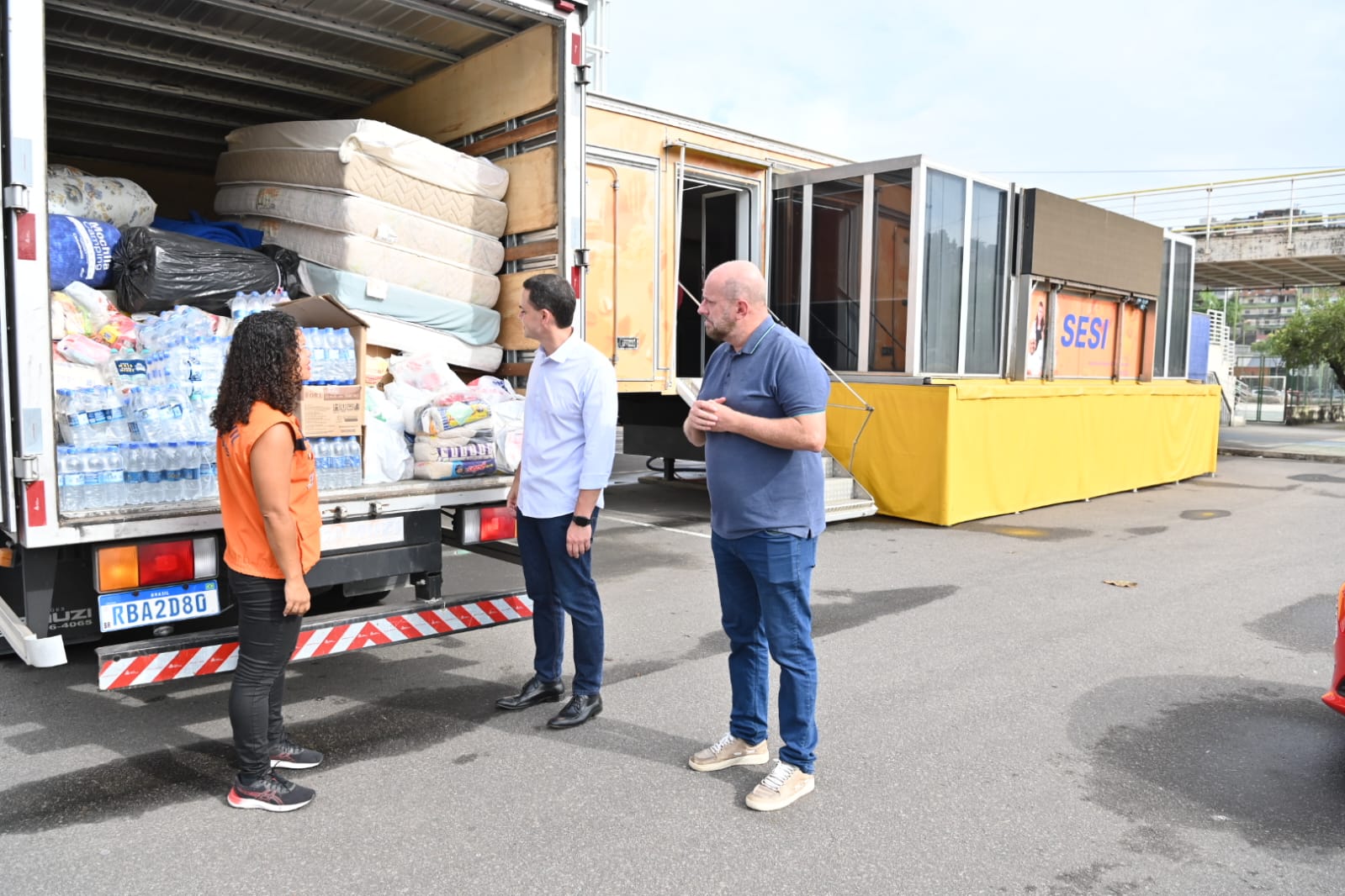Esforços Humanitários: Pazolini e Cris Samorini Despacham Cozinhas Móveis e Carretas com 7 Toneladas de Auxílio para o Sul do Espírito Santo e Caparaó